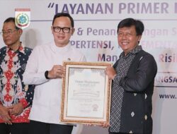 Keberhasilan Penanggulangan AIDS, TBC Dan Malaria, Bupati KSB Terima Penghargaan Adinkes